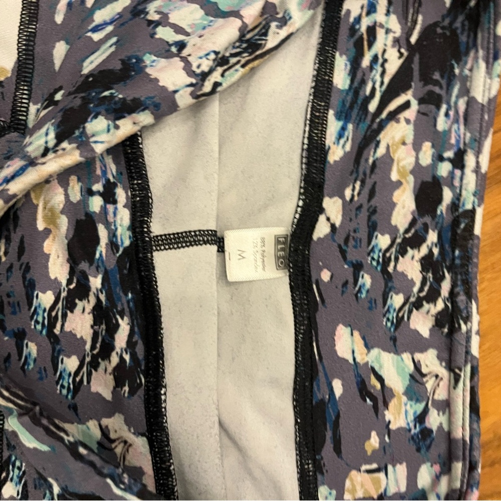 Fleo Mid Rise Shorts - Picture 3 of 3